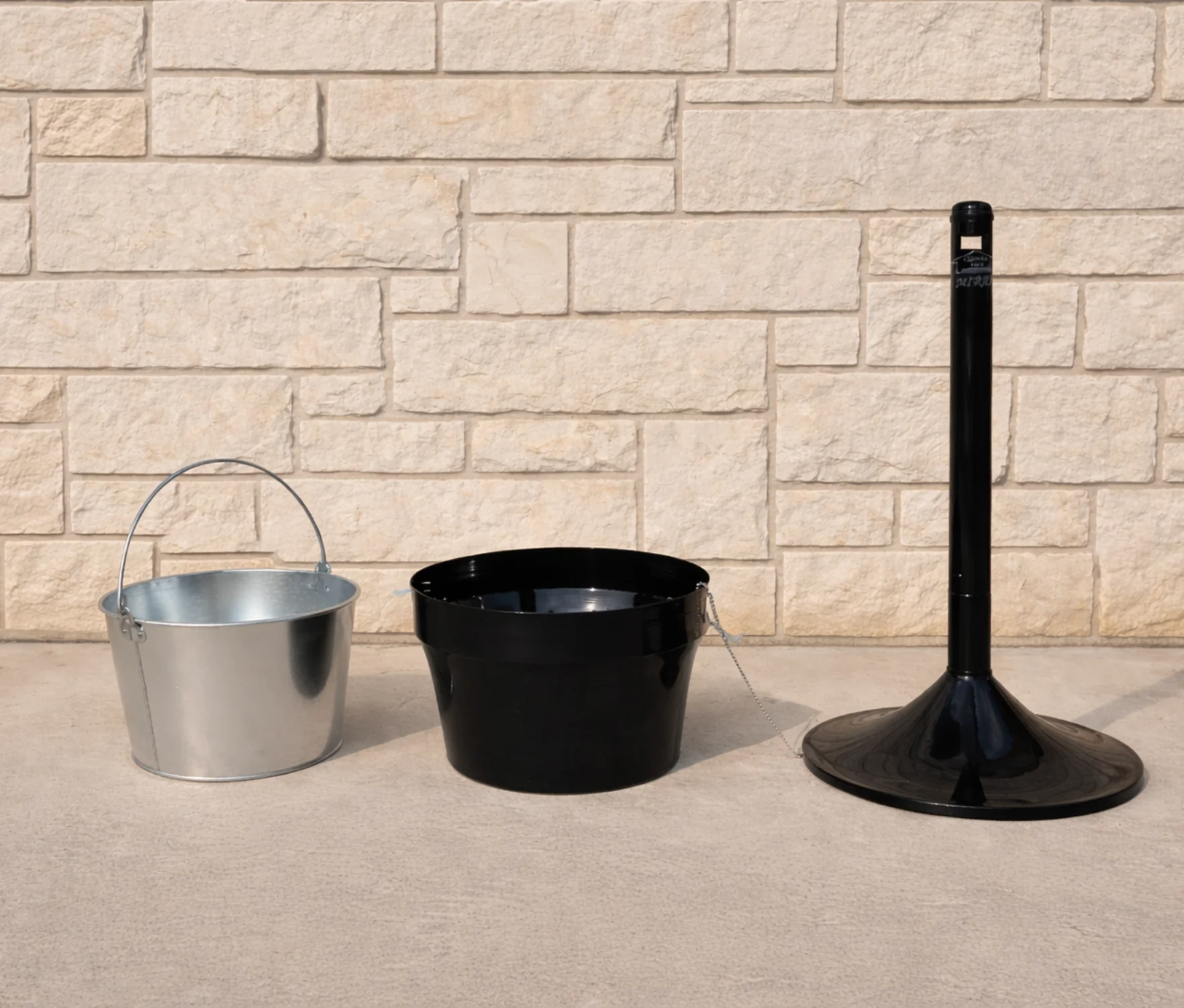 Commercial Outdoor Smokers Pole & Ashtray – 4.5 Gallon Steel, Black - Image 3